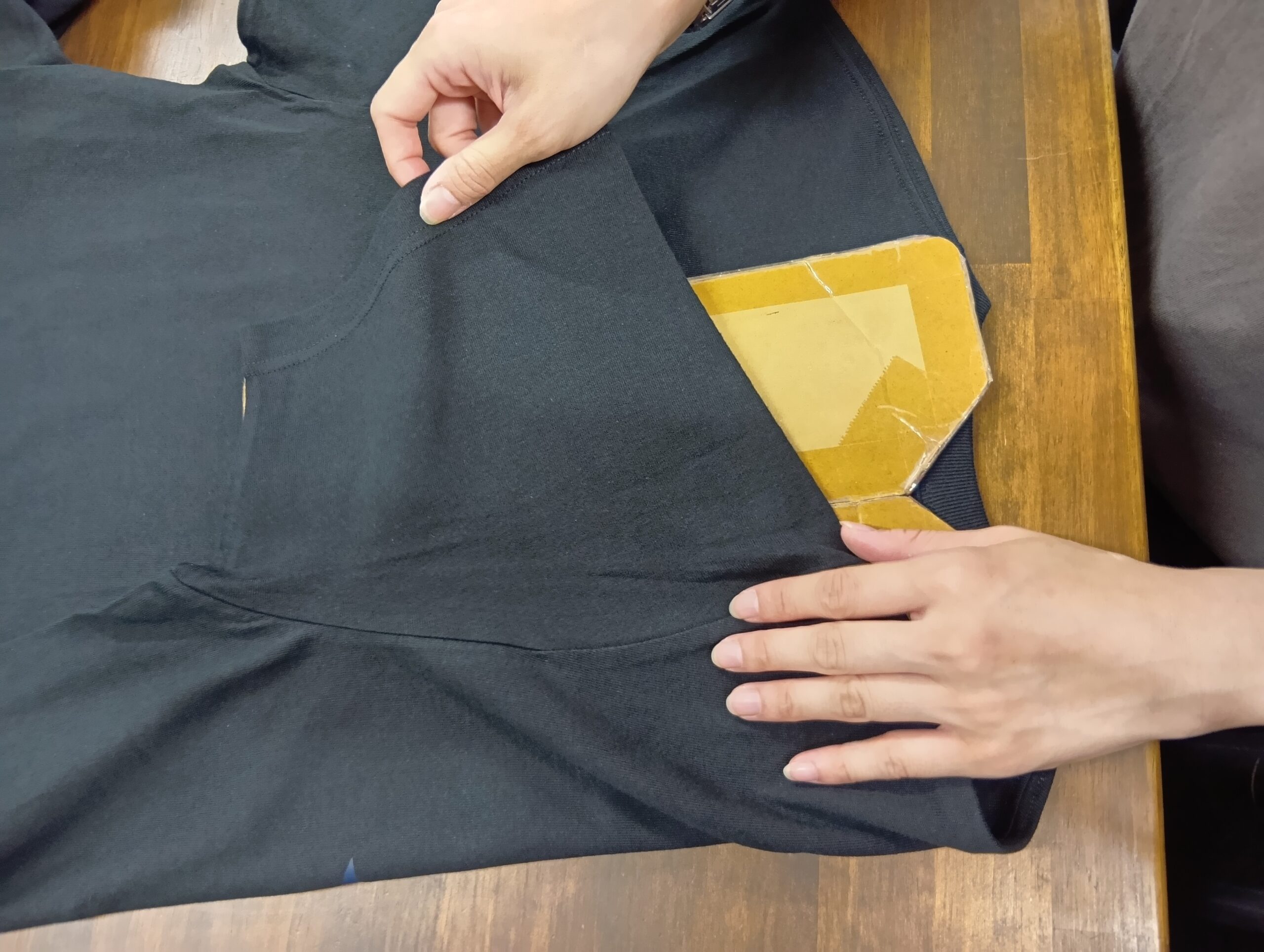 布製品を検品する作業