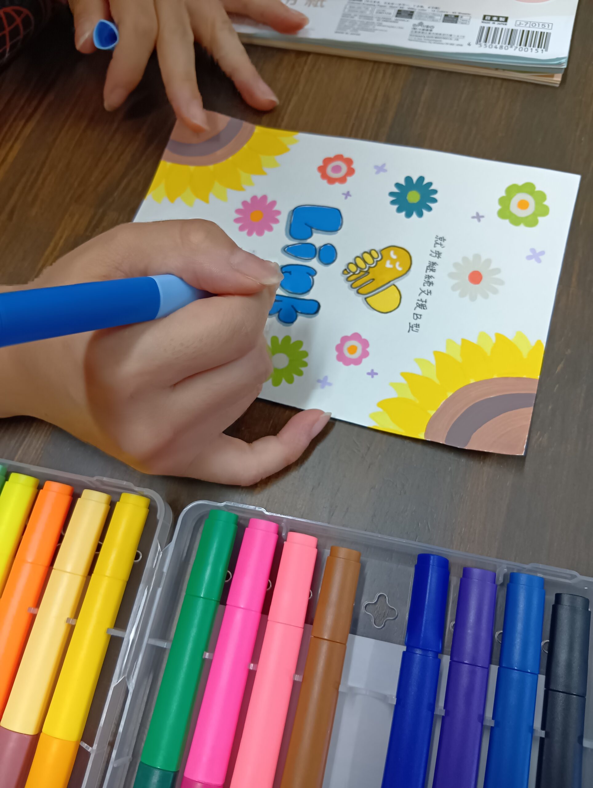 カードを制作する創作作業