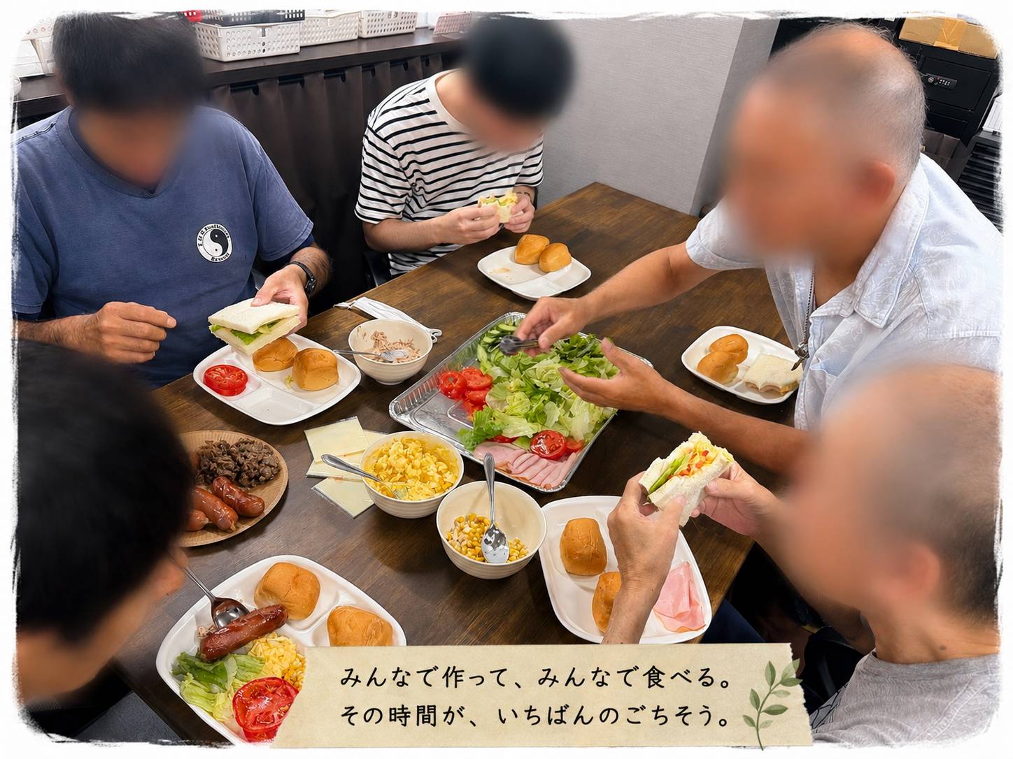 みんなで昼食を作って食べる様子