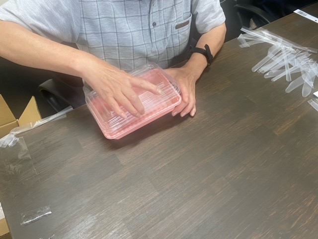 容器の組み立て作業