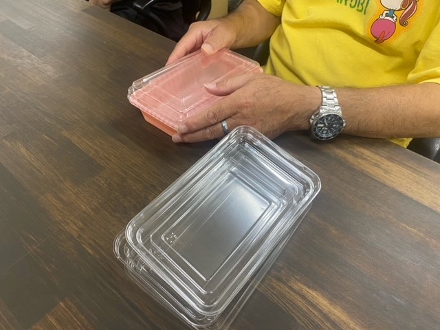 容器を組み立てる軽作業